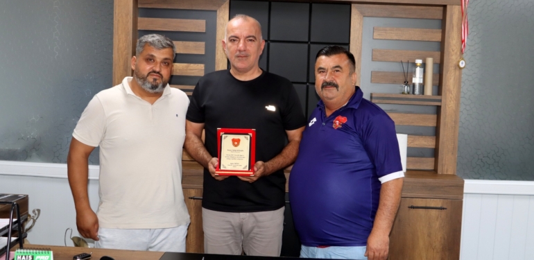 Başkan Aykut Doğru’dan Vefa Dolu Plaket Takdimi
