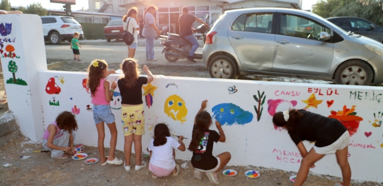 Fırçalar Ellerle, Renkler Kalplerle Buluştu