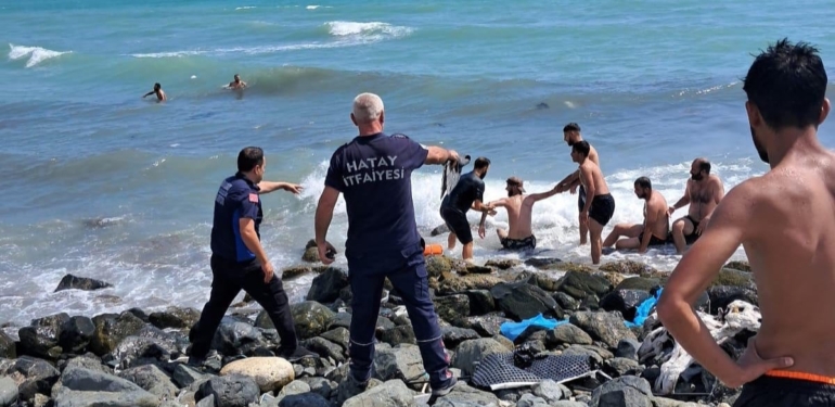 Rip Akıntısına Kapılan 2 Kişi Son Anda Kurtarıldı