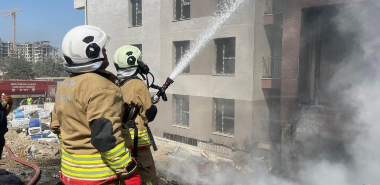 Şantiye Alanındaki Yangın Korkuttu