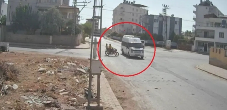 Reyhanlı’da Motosikletin Minibüse Çarptığı Anlar Kamerada 