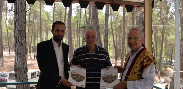 Kalaycıoğlu “Hatay Halk Bilimi” Kitabını, Aba Güreşi Şampiyonasında Tanıttı