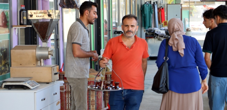 Yeni Uzun Çarşı’da Bi Mola: Tavşan Kanı Çayın Adresi