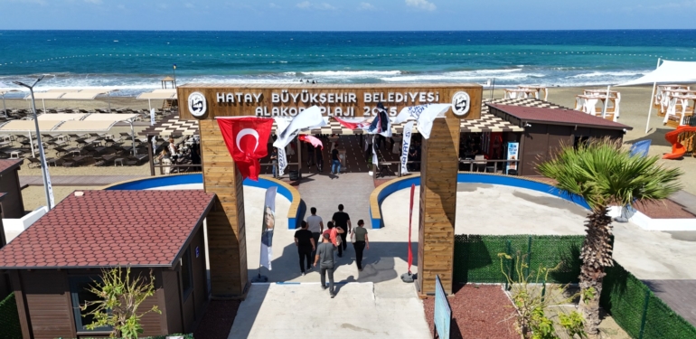 Arsuz Alakop Plajı Hizmete Açıldı