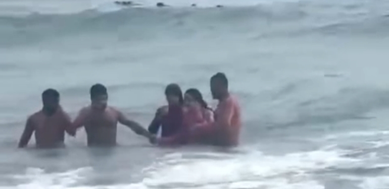 Boğulma Tehlikesi Geçiren Genç Kızlara Cankurtaranlar Yetişti!