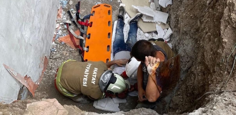 İnşaat Boşluğuna Düşen Vatandaşa İtfaiye Yetişti