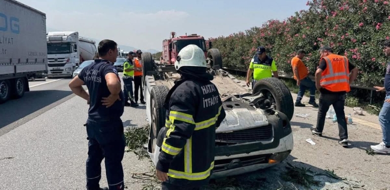 Otomobil Bariyerlere Çarparak Takla Attı