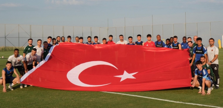 Hataysporlu Futbolculardan 30 Ağustos’ta Bayraklı Mesaj