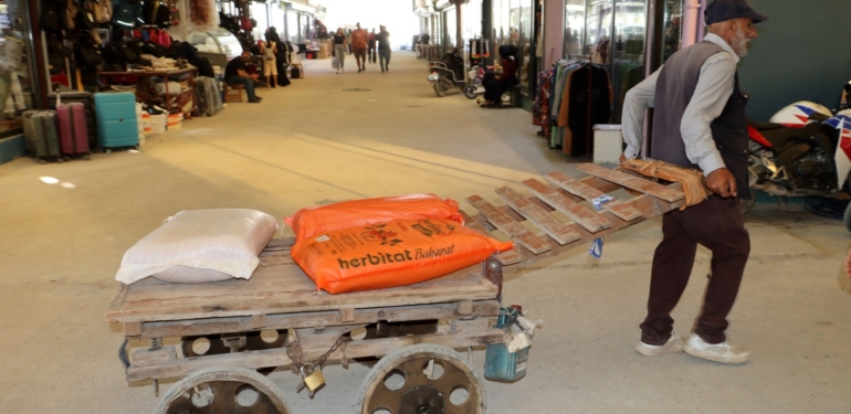 Nostaljik El Arabası ile Uzun Çarşının Yükünü Çekiyor