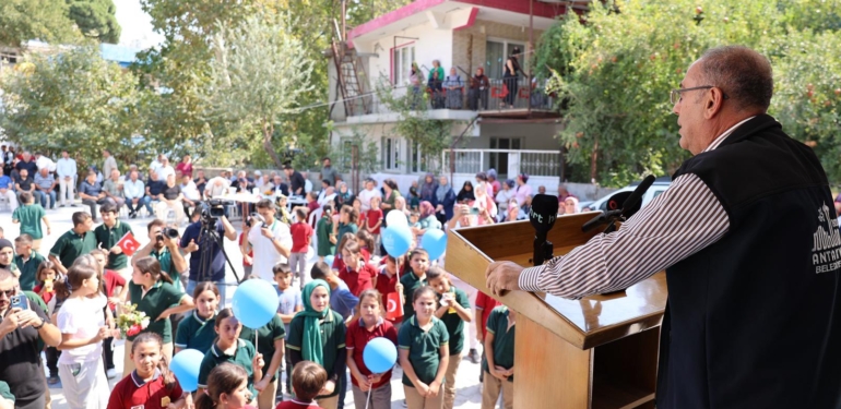 Başkan Yapar, Kütüphane Açılışında Çocuklarla Bir Araya Geldi