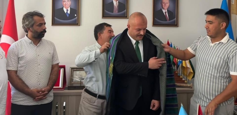 Ülkü Ocakları Hatay İl Başkanına Özbek Türklerinden Kültürel Jest