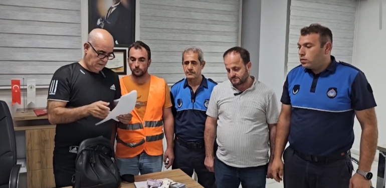 Temizlik Görevlisinin Bulduğu Çantada Hazine Çıktı!