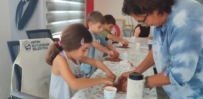 Sanatsever Minikler Çamurdan “Hayat Ağacı” Yaptı