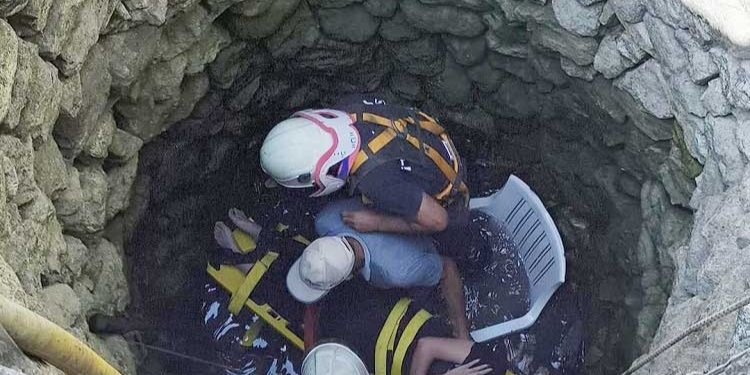 Su Kuyusuna Düşen Kadın Kurtarıldı