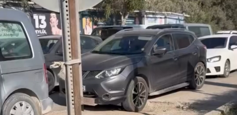 Defne’de Bozuk Yollar Sürücüleri Zorluyor