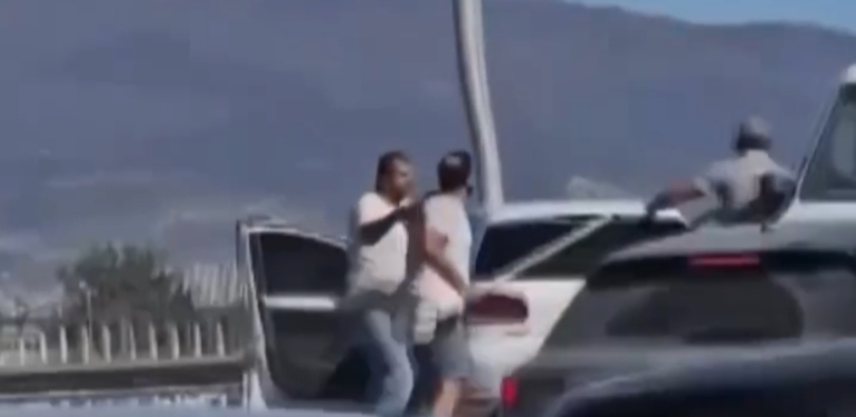 Trafikte Kürekli, Sopalı Kavga!