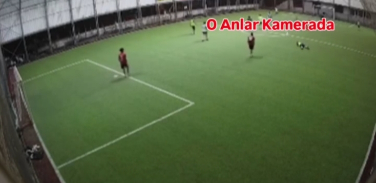 Halı Sahada Kalp Krizi Geçiren Polisin O Anları Kamerada