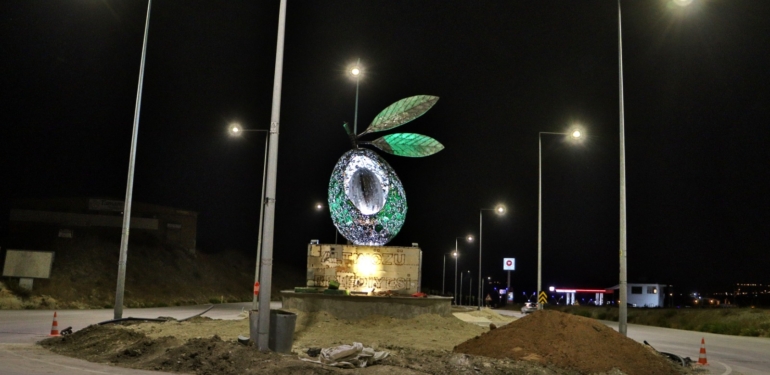 Altınkaya Kavşağı’na Geri Dönüşümden Dev Zeytin Tanesi