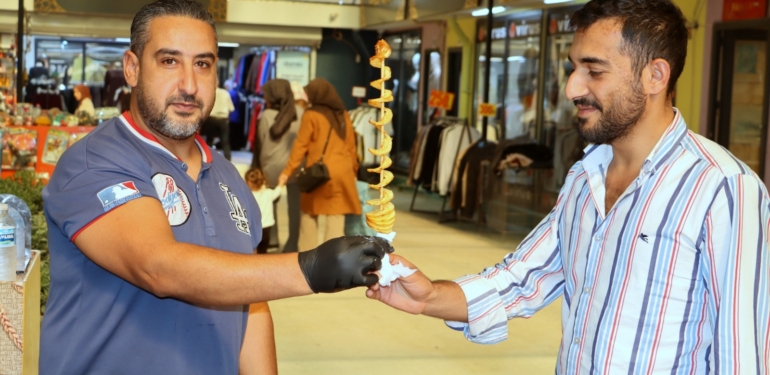 Yeni Uzun Çarşı’da Lezzetin Yeni Durağı: Adnan Usta’nın Çubukta Patatesi