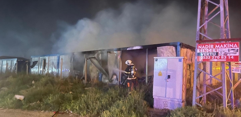 Tahliye Edilen Konteyner Kentte Yangın