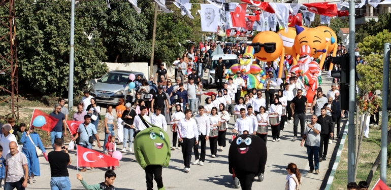 Altınözü’nde Festival Korteji Görsel Şölene Dönüştü