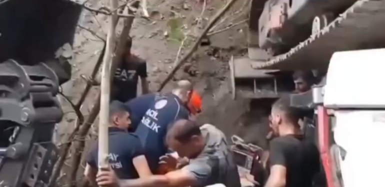 Kepçe Operatörü, Devrilen İş Makinesinin Altında Kaldı