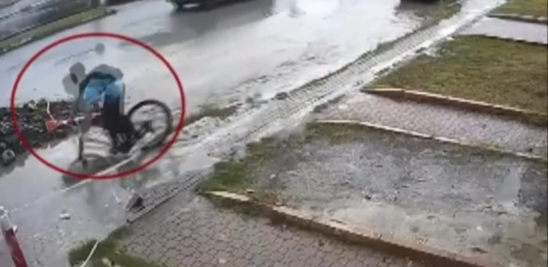 Dörtyol’da Bisikletli Çocuk, Doğalgaz Çukuruna Düştü!