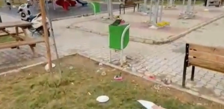 Çocuklar Çöp Yığınları Arasında Oynuyor