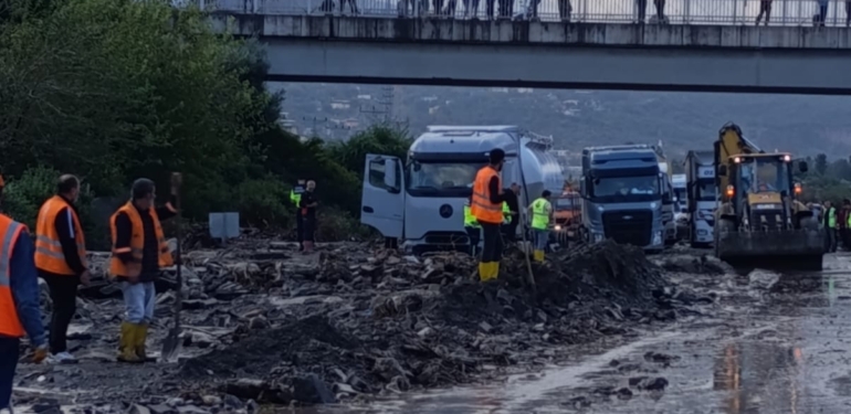 Payas’ta Sel Baskınına HBB Ekiplerinden Hızlı Müdahale