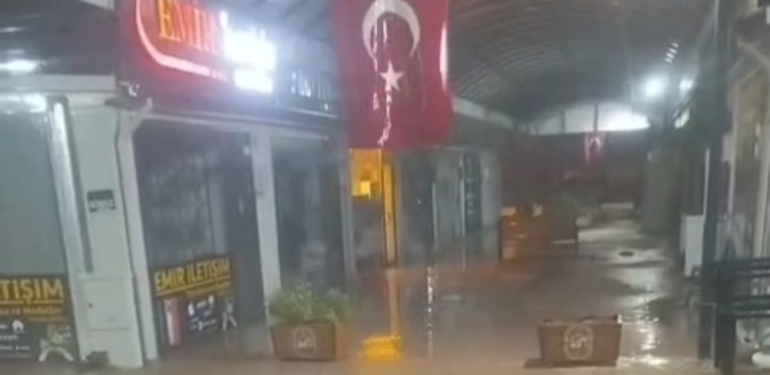 Antakya’da Yağmur Sele Dönüştü : HATSU ve İtfaiye Eksikliği Tepki Çekti