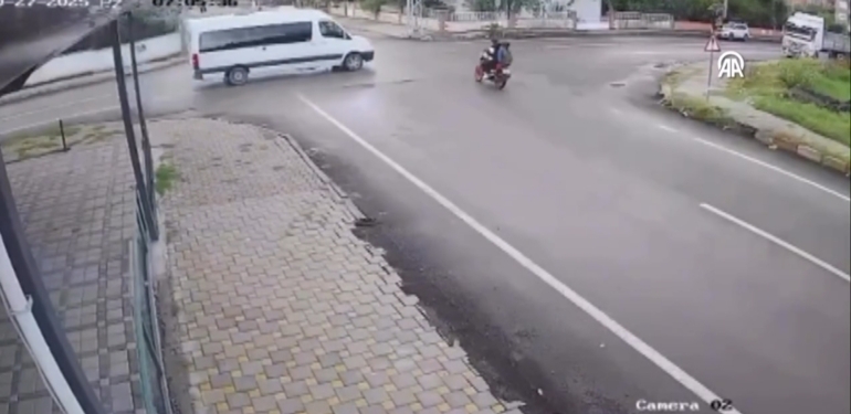 Dörtyol’da Öğrenci Servisiyle Motosiklet Çarpıştı: 1 Ölü, 1 Yaralı