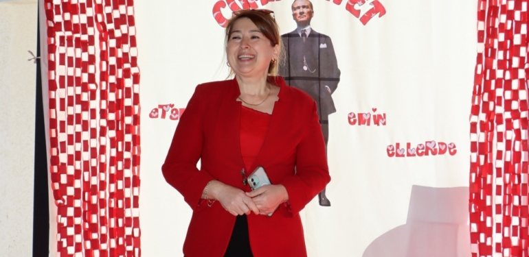 Sahne Miniklerin, Coşku Cumhuriyet’in!