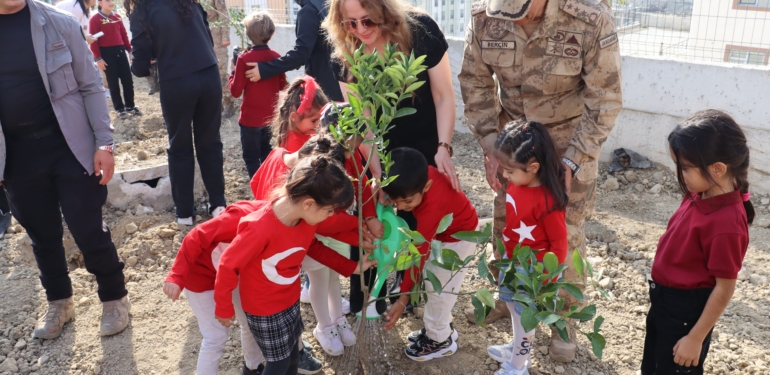 Jandarma, Çocuklarla Birlikte Fidan Dikimi Gerçekleştirdi
