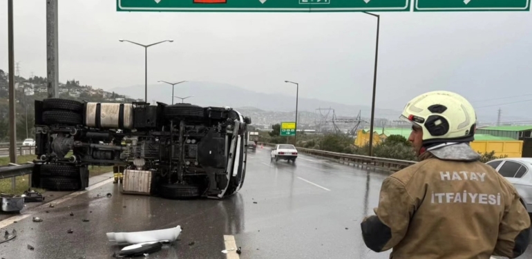 Yağış Sonrası Kaygan Zeminde Devrilen Tırın Sürücüsü Yaralandı