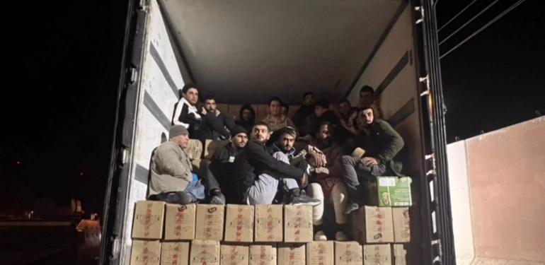 Tır Dorsesinde 16 Kaçak Göçmen Yakalandı
