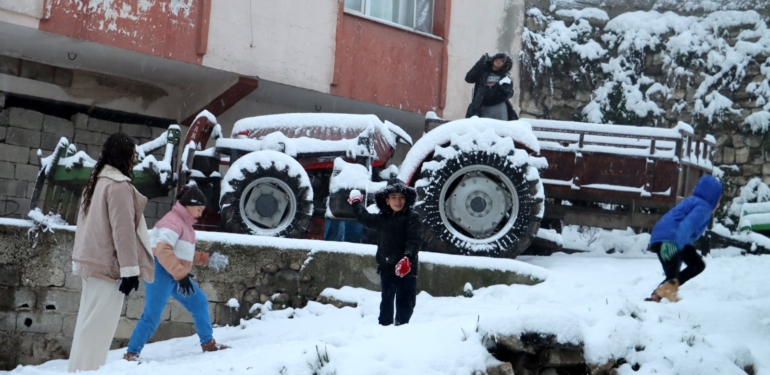 Hatay’da Yılın Son Günü Kar Sevinci