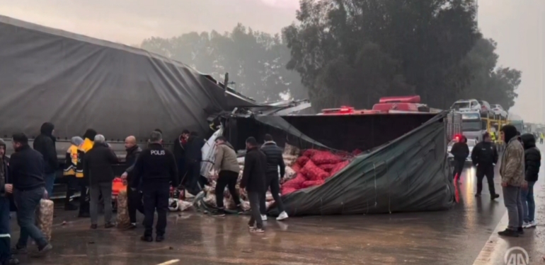 Kırıkhan’da Patates Yüklü Kamyon Tıra Çarptı: 2 Yaralı