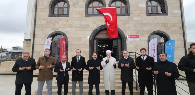 Gazze Şehitler Camii İbadete Açıldı