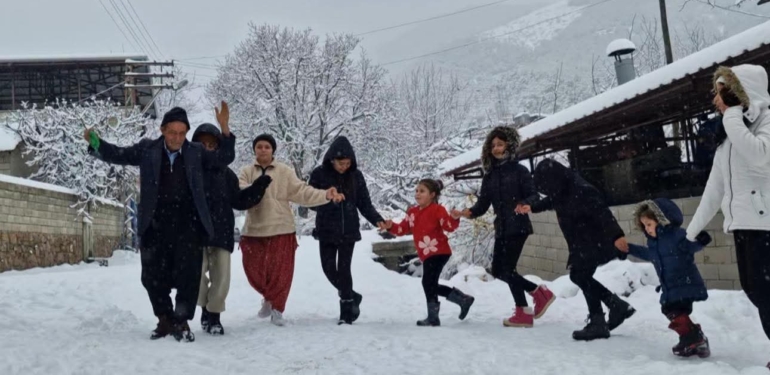 Kar yağdı, 7’den 70’e Herkes Kayak Yaptı!