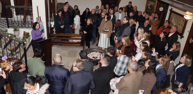 Yazar İpek Aslan Okurlarıyla Buluştu, Kitabını İmzaladı