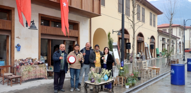 Kemal Paşa Caddesi’nde Antika Pazarı Nostalji Rüzgârı Estirdi
