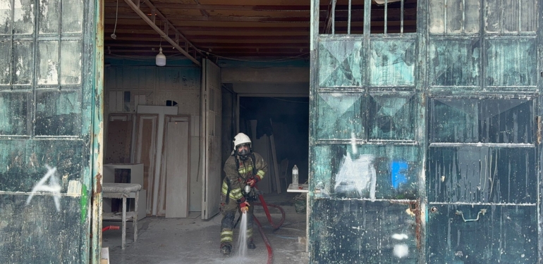 Mobilya Atölyesinde Çıkan Yangına Müdahale Sürüyor