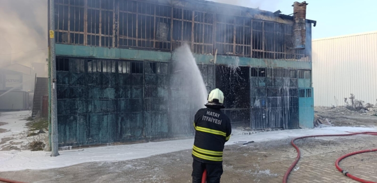 Mobilya Atölyesinde Çıkan Yangın Söndürüldü