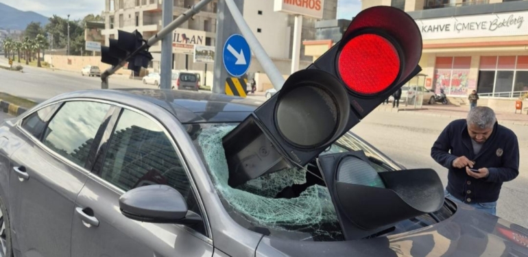 Çürümüş Trafik Lambası Direği, Araca Ok Gibi Saplandı