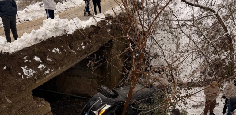 Belen’de Köprüden Dereye Düşen Araçta 5 Kişi Yaralandı