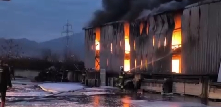 Dörtyol’da Bulunan Lojistik Depoda Yangın