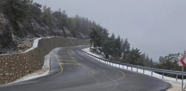 Serinyol-Madenli Yolu Kar ve Buzlanma Nedeniyle Trafiğe Kapatıldı