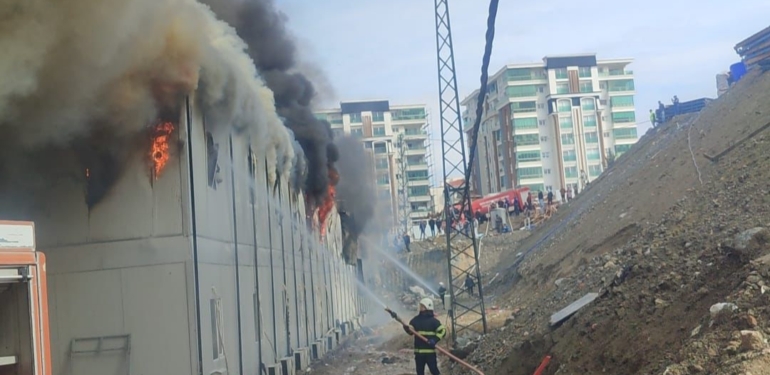 Kırıkhan’da İnşaat Alanındaki Konteyner Yangını Korkuttu