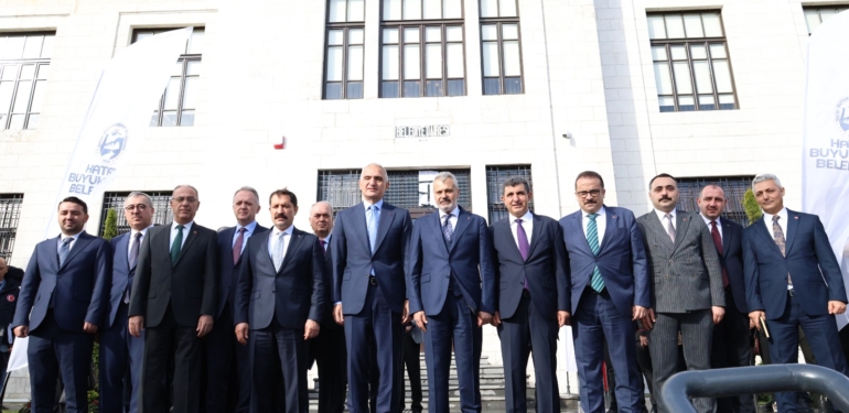 Bakan Ersoy, Büyükşehir  Belediyesi’ni Ziyaret Etti