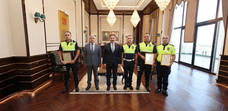Hatay’da Örnek Davranış Sergileyen Polislere Ödül